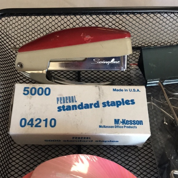 Mesh letter tray and office supplies - Picture 3 of 6